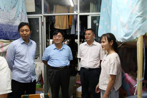 蔡曙山、柏云兴、龙海燕走访女生宿舍