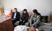 贵州民族大学民族文化与认知科学学院领导及工会代表看望慰问患病教师